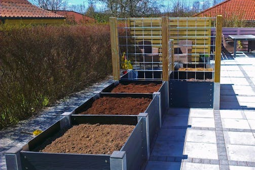 Plantekasse med stålstolper